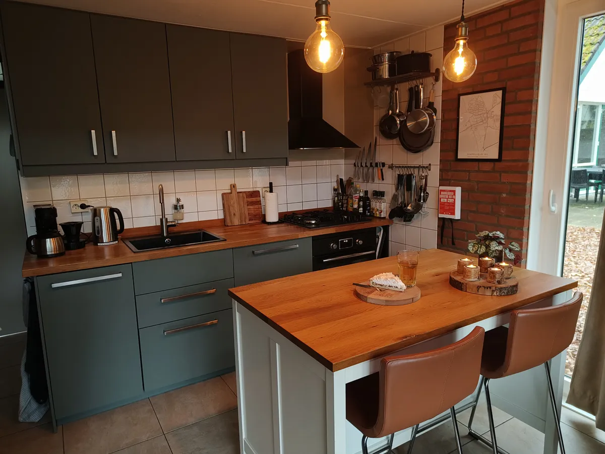 Keuken vanuit de eethoek gezien. 