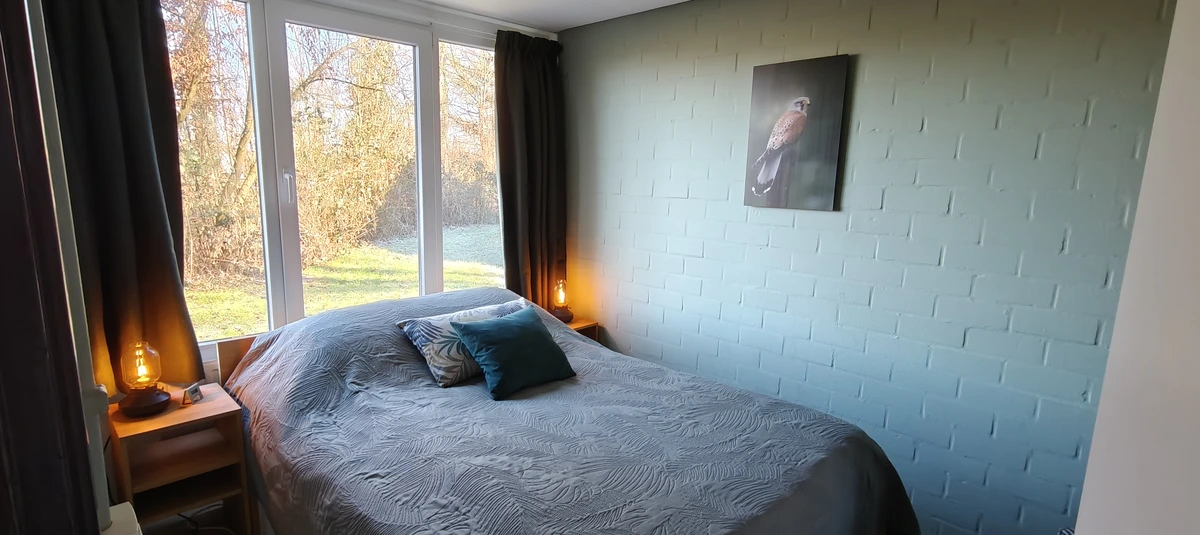 Slaapkamer beneden: tweepersoonsbed (140×200).