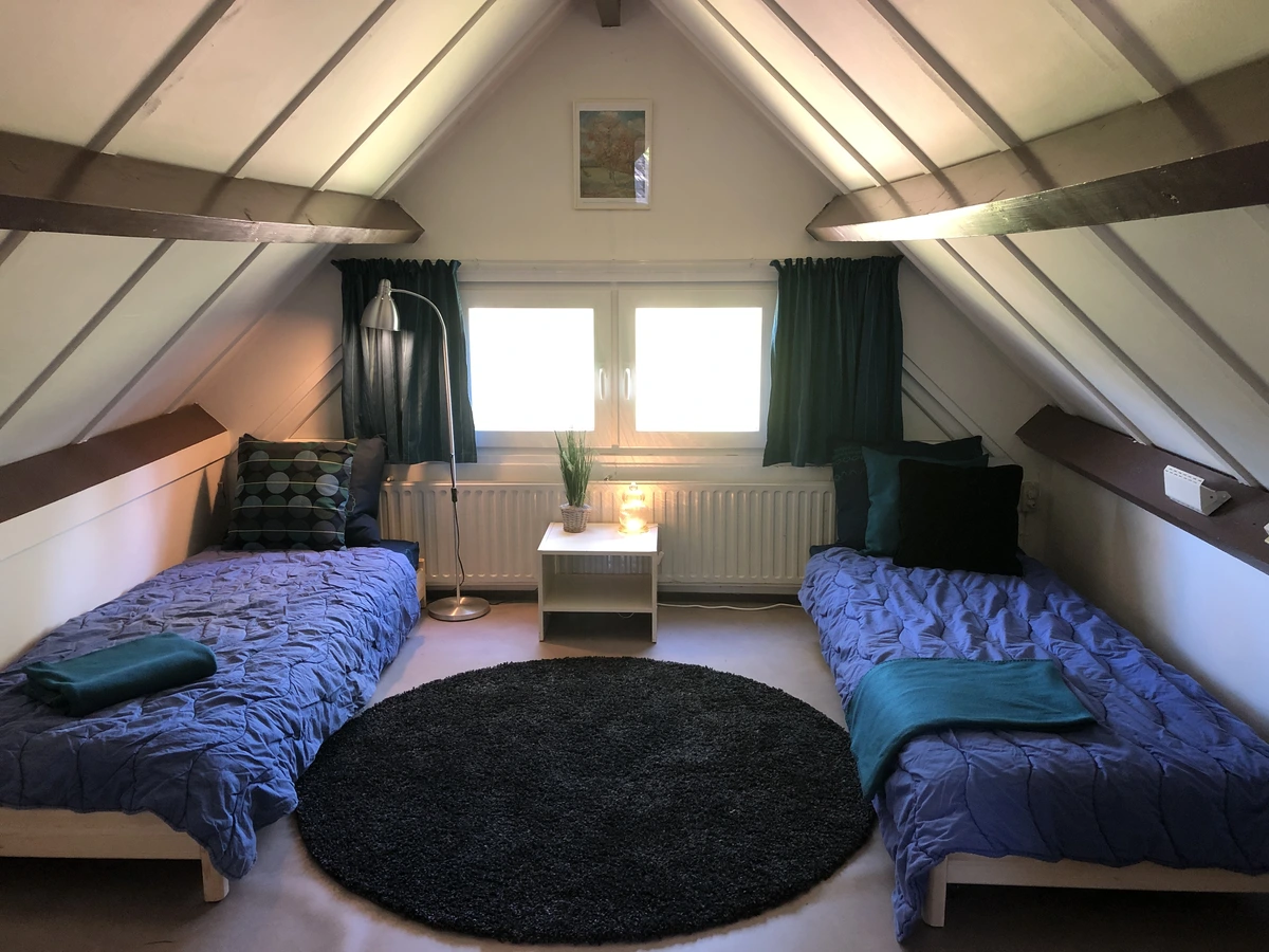 Twee eenpersoonsbedden.